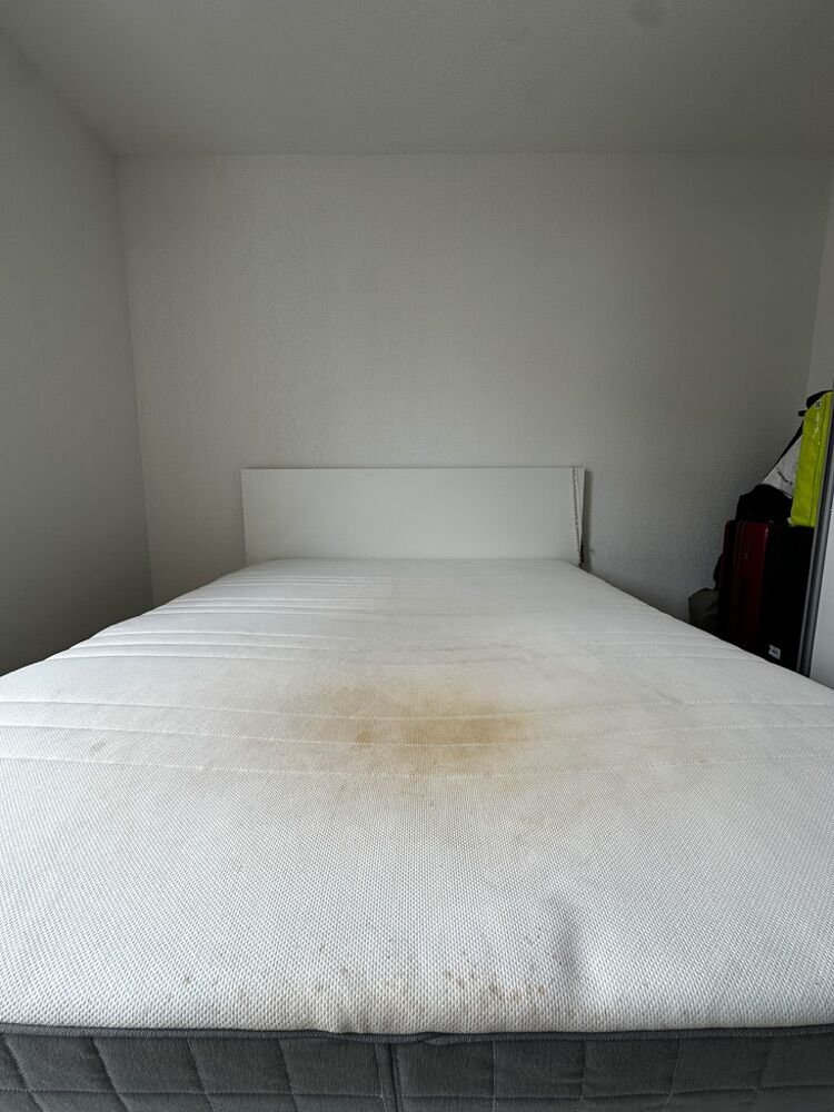 Avant : Détachage de matelas 2 places en chambre