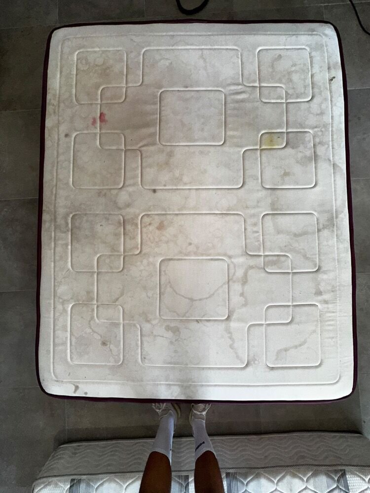 Avant : Rénovation complète d’un matelas très taché