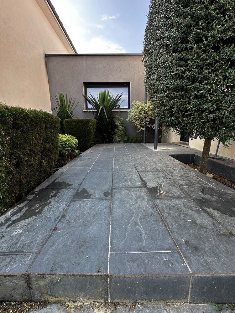 Avant : Terrasse en dallage d’ardoise sombre