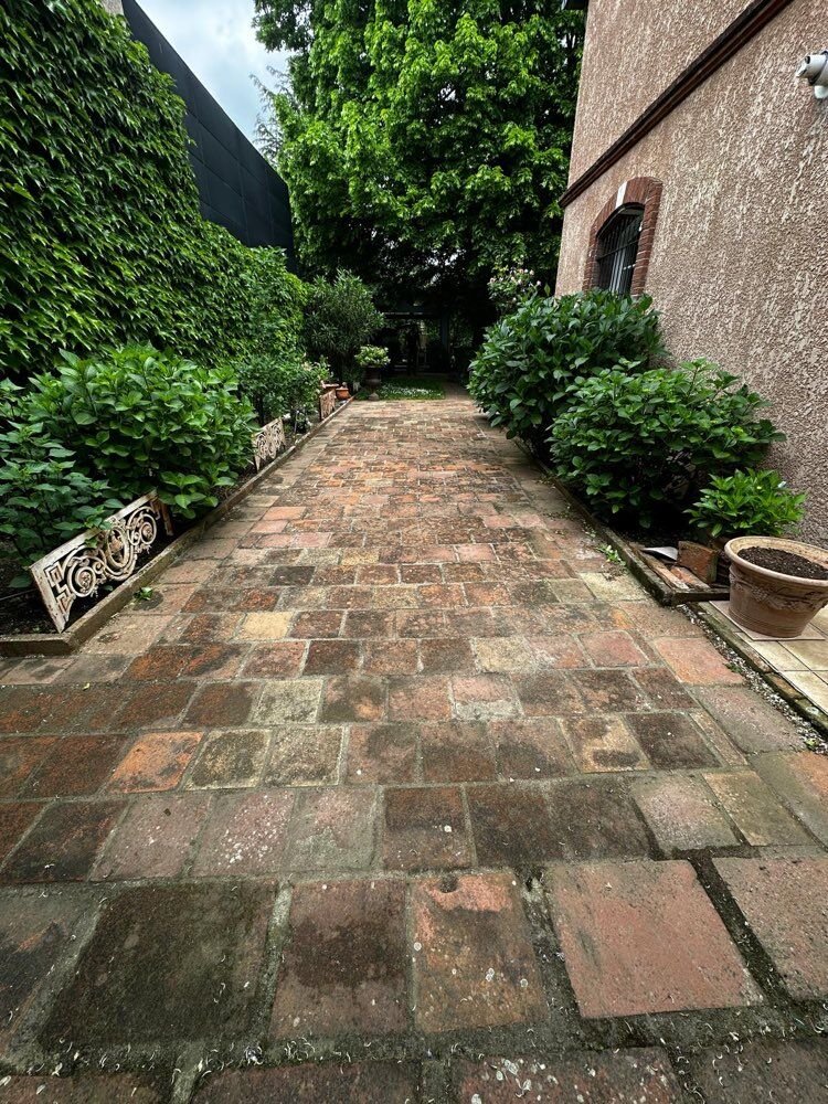 Avant : Allée pavée en tomettes de terre cuite